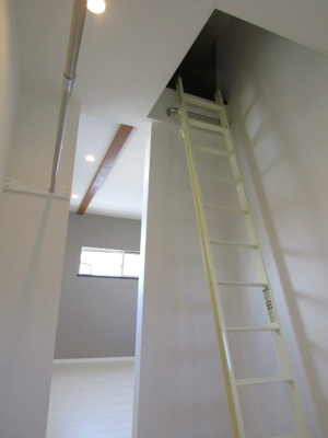 【内装】 | 中古戸建　甲府市里吉4丁目 | 屋根裏収納有り