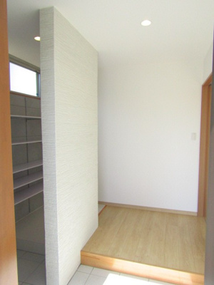 【玄関】 | 中古戸建　甲府市里吉4丁目 | 明るい玄関です