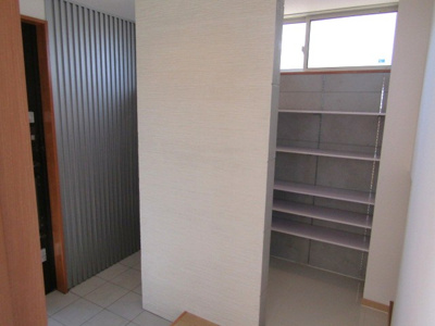 【玄関】 | 中古戸建　甲府市里吉4丁目 | 収納もある玄関です