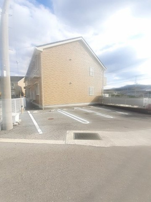 【駐車場】 | ポルトラーノⅠ | 駐車場に車を止められます