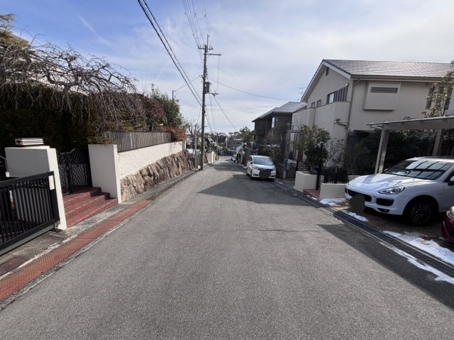 西宮市鷲林寺南町　古家付売土地の前面道路含む現地写真