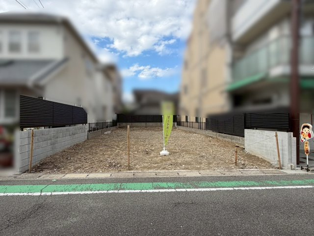 甲子園口2丁目　土地の前面道路含む現地写真|住みたい街として人気の甲子園口2丁目に誕生した売土地。JR駅まで徒歩圏内で通勤・通学も快適。整った街