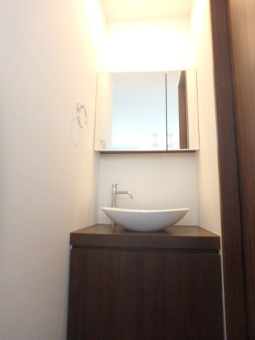 上甲東園3丁目　戸建の独立洗面台|2階部分のトイレ横の洗面台となります。