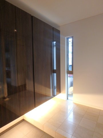 上甲東園3丁目　戸建の玄関|大容量のシューズボックス、約4.3帖の玄関です。