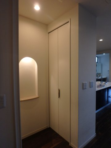 上甲東園3丁目　戸建のその他共用部分|1階リビング入口付近の収納、ニッチとなります。