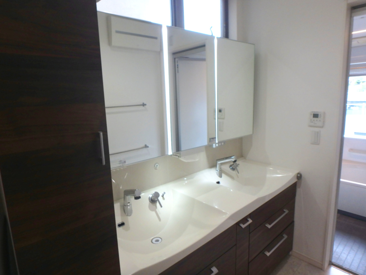 上甲東園3丁目　戸建の独立洗面台