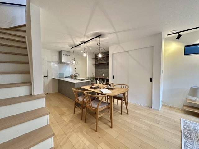 甲子園口一丁目　高性能住宅の内観：施工例|暮らしの中心となるリビングは、家族が自然と集まる心地よい空間。
読書や映画鑑賞、子どもの遊び場として