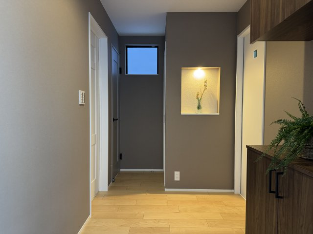 甲子園口一丁目　高性能住宅の玄関|住まいの第一印象を高める玄関ニッチが、空間に美しいアクセントをプラス。
小物やグリーンを飾ってインテ