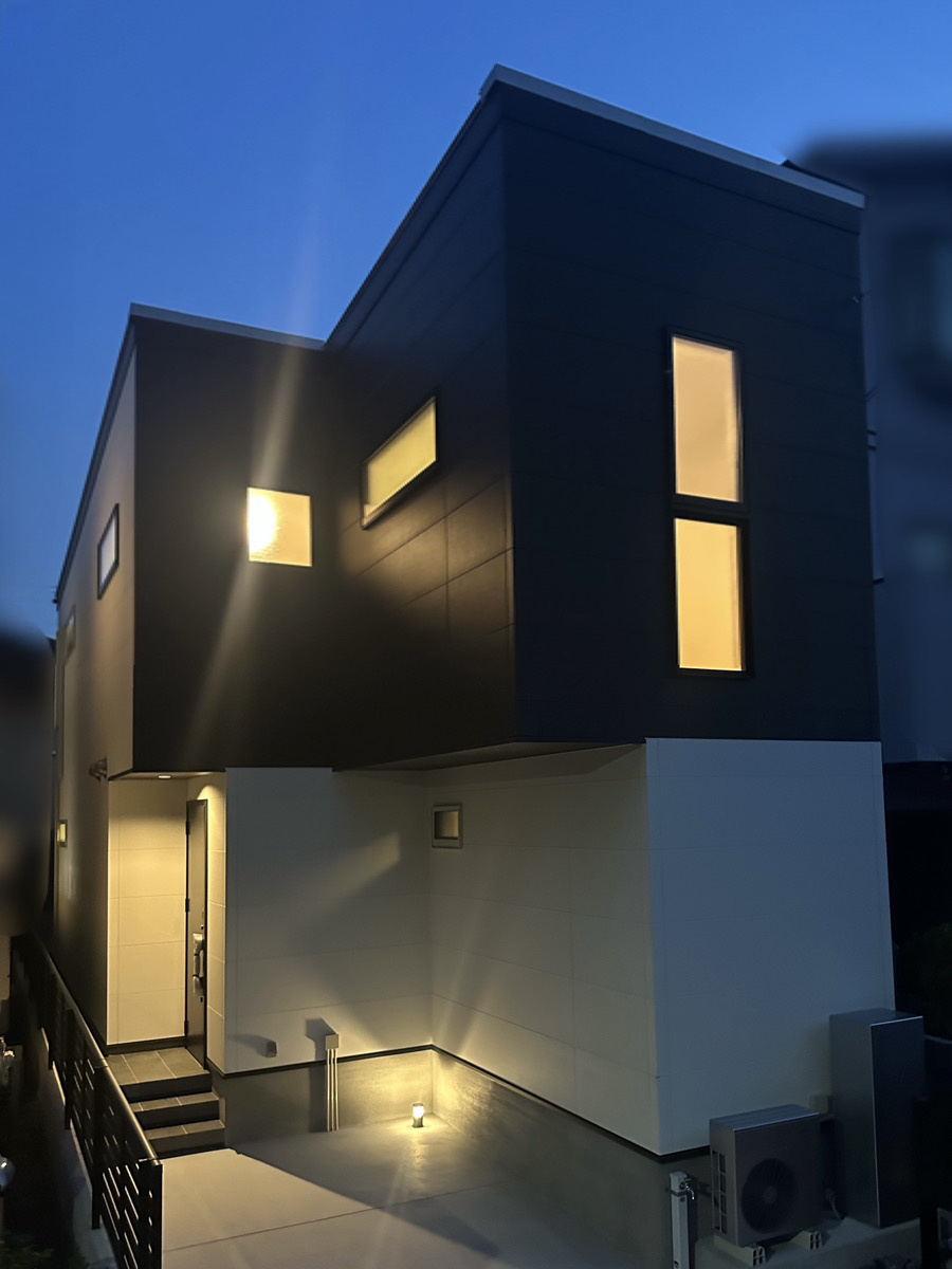 甲子園口一丁目　高性能住宅の外観|ツートンカラーの洗練された外観とスクエアなフォルムが際立つ佇まい。
断熱性を意識したコンパクトな窓配