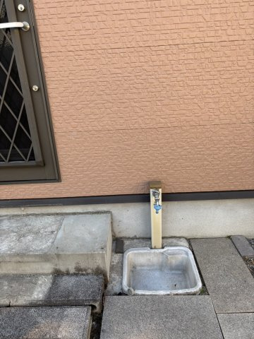 西宮市名塩二丁目　中古戸建の収納|東側庭には大容量倉庫があります。簡易照明がつくように設置されています。