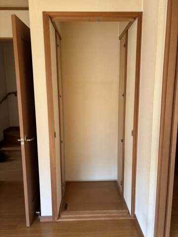 西宮市名塩二丁目　中古戸建の収納|1階洋室　収納可能な仏間