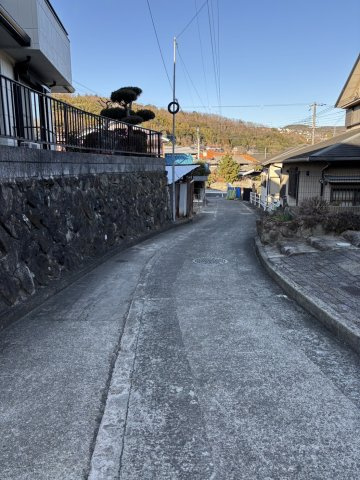 西宮市名塩二丁目　中古戸建の周辺|西側に向かう道路