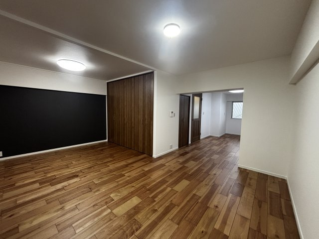 ルネ甲子園の居間・リビング|14帖のLDKは家族がゆったり過ごせる心地よい空間。暮らしやすい住環境が整った魅力的な住まいです。