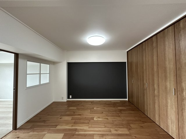ルネ甲子園の洋室|6帖の洋室は、お子さまの成長に寄り添う理想の子ども部屋。
勉強机やベッドをゆったり配置でき、明るく快