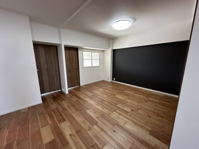 ルネ甲子園の居間・リビング|新たに窓を設置し、自然光がしっかり届く明るい住まいへ。心地よく暮らせる空間に仕上がりました。リフォー