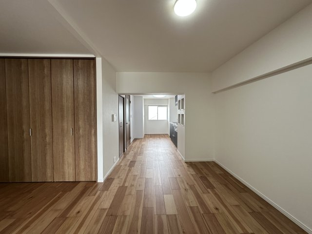 ルネ甲子園の居間・リビング|新たに窓を設置し、自然光がしっかり届く明るい住まいへ。心地よく暮らせる空間に仕上がりました。リフォー