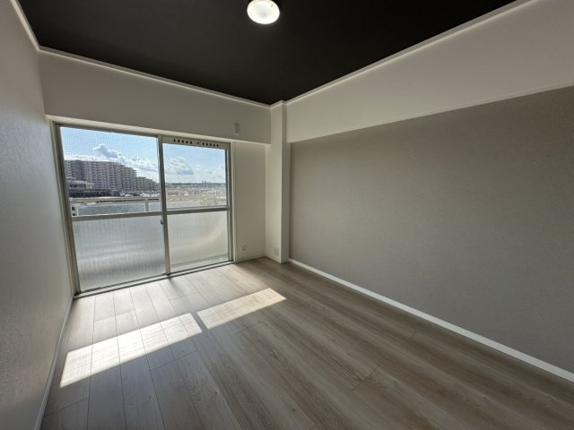 ルネ甲子園の洋室|最上階ならではの開放的な眺望が楽しめる洋室。南向きの大きな窓から光が差し込み、心地よい朝を迎えられま