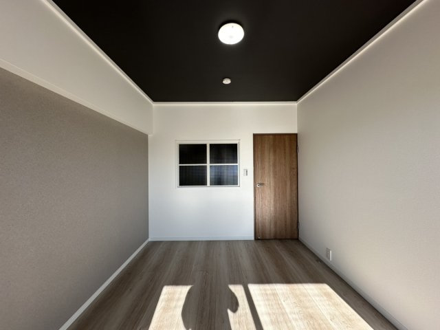 ルネ甲子園の居間・リビング|室内に新たに窓を設置し、光が心地よく広がる明るい空間へと生まれ変わりました。日中は照明いらずで、開放