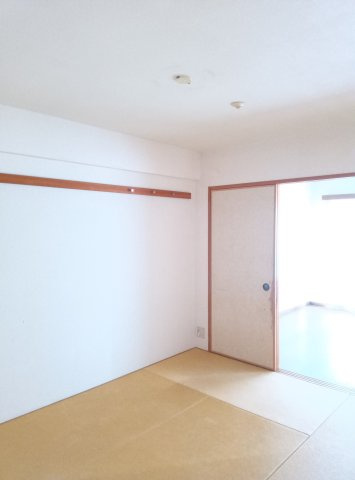 芦屋ハイタウンの和室|6帖の和室には押し入れもございます。