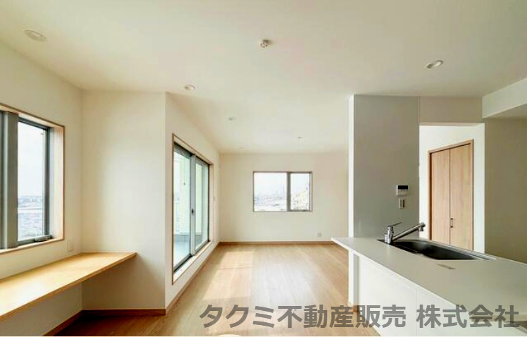 神戸市垂水区西舞子　新築戸建て　オーシャンビューの居間・リビング|１８帖の広々リビング　海を眺めながらのんびりお過ごし頂ける家族団らんの空間です♪