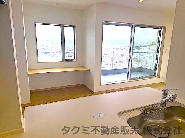 神戸市垂水区西舞子　新築戸建て　オーシャンビューの居間・リビング|海を眺めながらお料理もいいですね♪