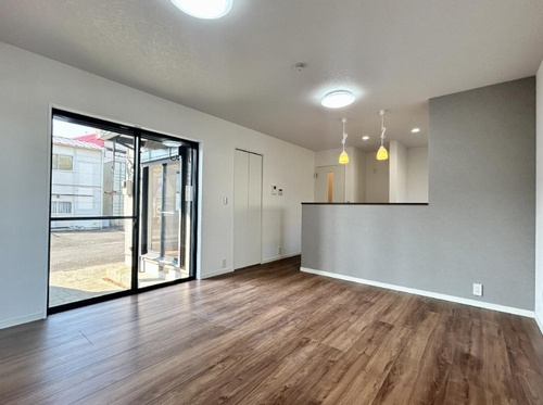 【居間・リビング】 | 【仲介手数料０円】平塚市田村5丁目　中古一戸建て | 平塚市田村5丁目　中古一戸建て