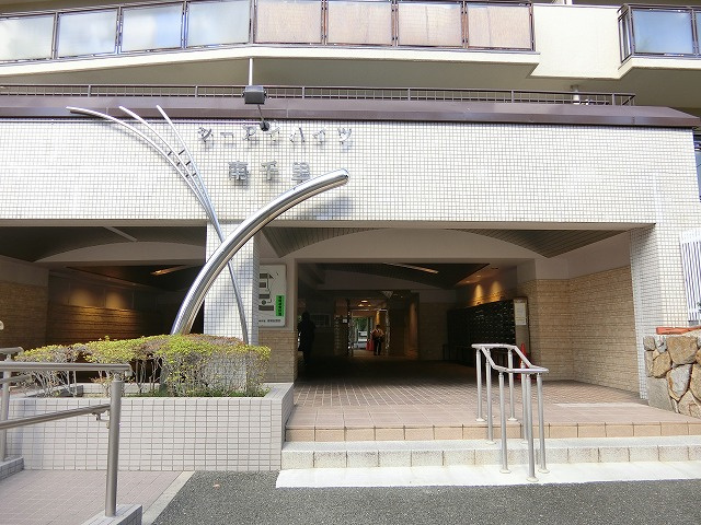シーアイハイツ南千里A棟のエントランス