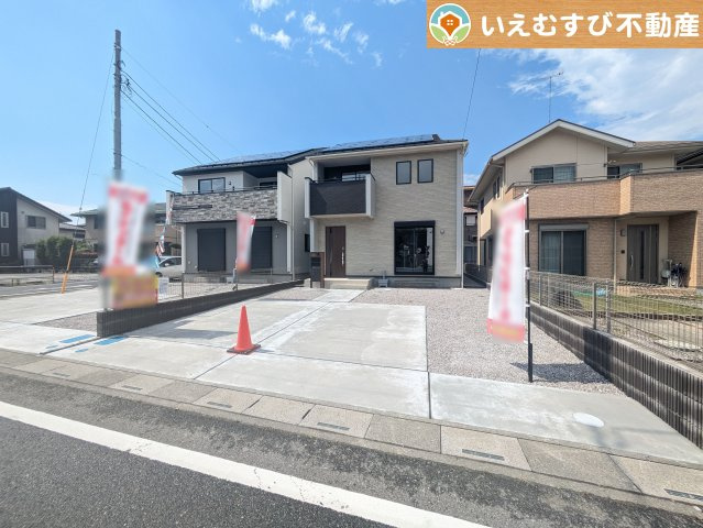 BLOOMING GARDEN　熊谷市赤城町1丁目の駐車場|2台駐車可能なスペース完備
しっかり舗装してある駐車スペースで天気が悪く足元が悪い日でも乗り降りしやすい♪