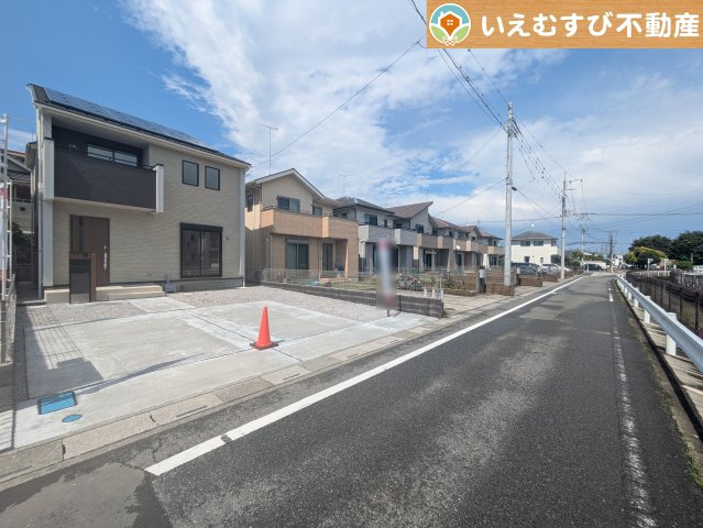 BLOOMING GARDEN　熊谷市赤城町1丁目の前面道路含む現地写真|充分な広さの前面道路
間口が広くお車の出し入れも問題なく行えるスペースが確保されています♪