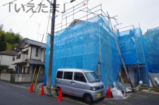 【外観パース】 | 【仲介手数料無料！！】川崎市麻生区細山4丁目　新築戸建て（全5棟）5号棟　5080万円 | 本パースは、イメージ図につき、風景、建物、植栽などについては施工後の現物との差異が生じます
つきまして本パースによって生じたいかなる損害については一切責任を負いません