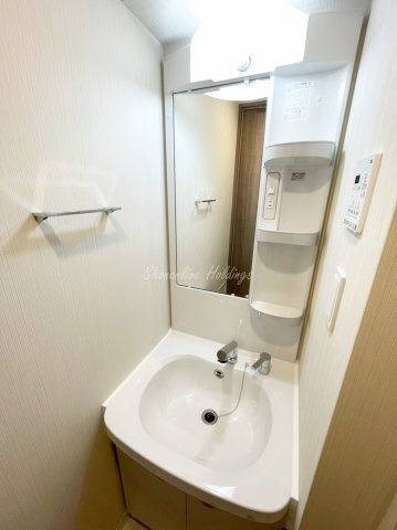 藤沢市川名１丁目の賃貸マンションの洗面所|明るい洗面所です