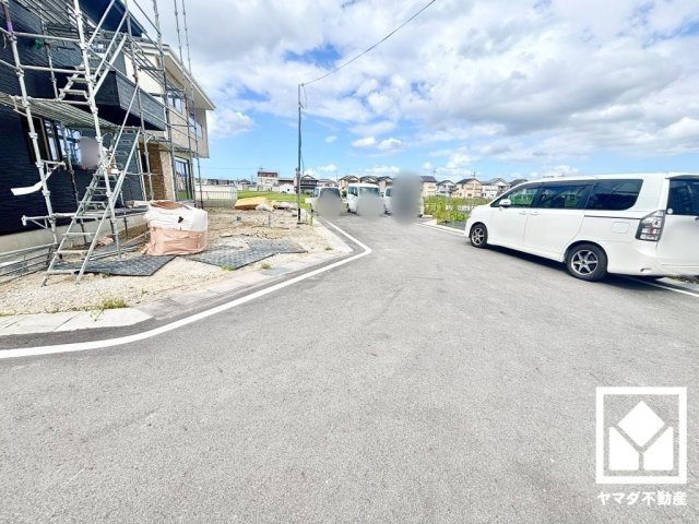 大津市雄琴６丁目　1期　2号棟の前面道路含む現地写真
