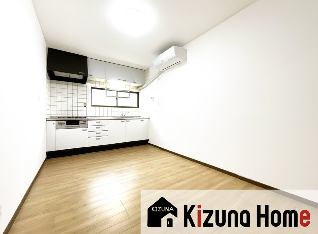 【居間・リビング】 | 山科区川田菱尾田　中古戸建 | 1階に《フリースペース14帖》がある中古戸建です。事務所、教室、店舗など（飲食店不可）ご相談下さい。収益物件としてもお考え頂けます（＾◇＾）