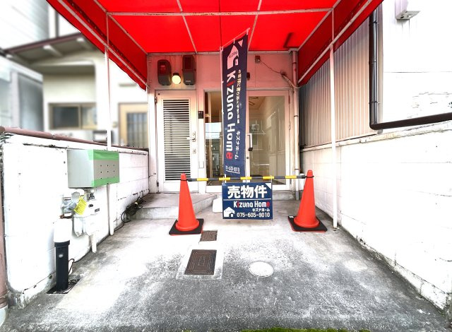 【玄関】 | 山科区川田菱尾田　中古戸建 | 【玄関前スペース】自転車やバイクが置けるスペースがあります