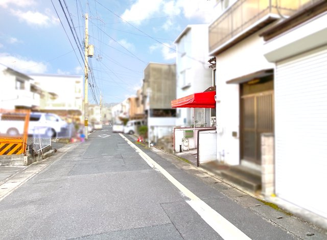 【前面道路含む現地写真】 | 山科区川田菱尾田　中古戸建 | 【前道約6.0ｍ】幅員は6ｍと前道の広さに余裕がある住宅街です