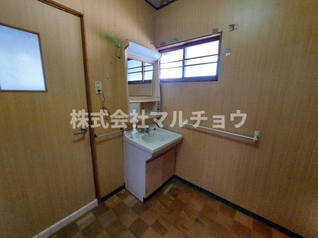 印南戸建ての独立洗面台|朝の支度にも助かる、独立の洗髪洗面化粧台