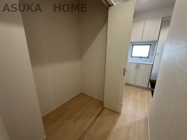 保土ケ谷区法泉１丁目 戸建てのその他|枕棚があるクローゼットは多様なお洋服の収納にも対応しやすく、大切なお洋服をきれいな状態で収納できます