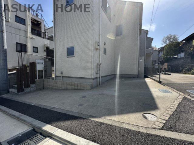 保土ケ谷区法泉１丁目 戸建ての玄関|明るく使いやすそうな玄関ですね♪玄関横のミラー付シューズボックスも嬉しい設備です♪