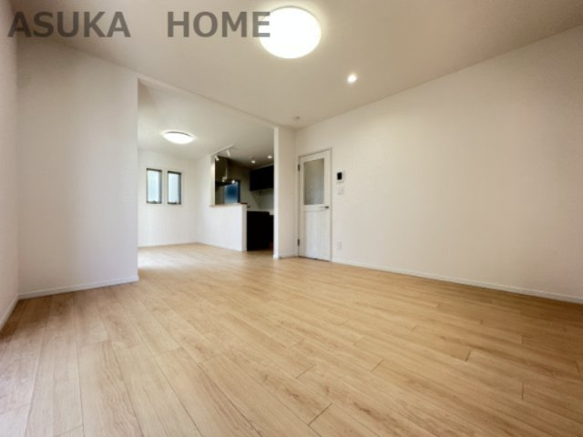 保土ケ谷区法泉１丁目 戸建ての居間・リビング|大きく開いた窓からは、明るい陽射しが射し込み風も良く抜けるので心地良い空間になってます。