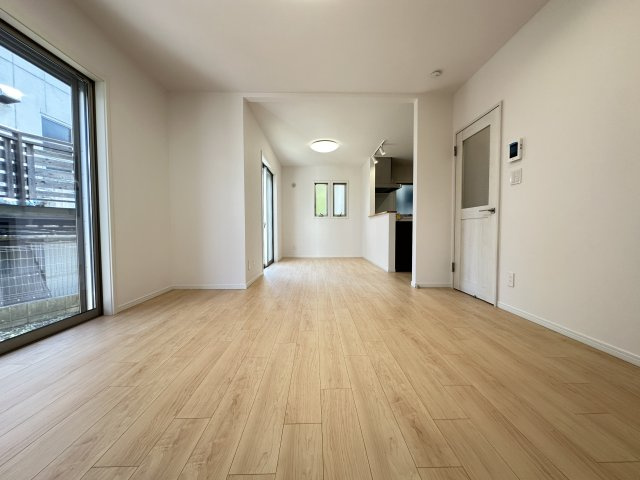 保土ケ谷区法泉１丁目 戸建ての居間・リビング|広いLDKは家具の配置の悩みもなく開放的な空間になっているので、是非ご見学ください♪