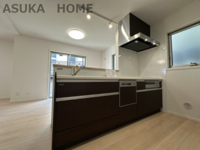 保土ケ谷区法泉１丁目 戸建てのキッチン|LDKが見渡せる対面キッチン、お料理をしながら家族との団欒の時間も過ごせるキッチンです♪