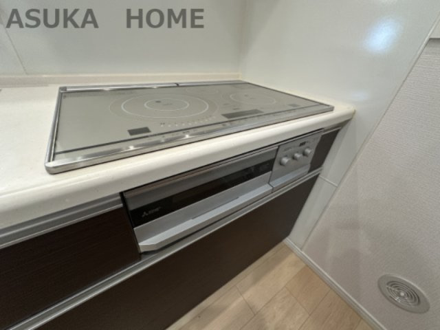 保土ケ谷区法泉１丁目 戸建てのキッチン|キッチンの背面にはカップボードが設置されていて、収納力もばっちりです！