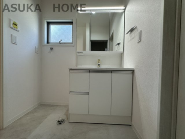 保土ケ谷区法泉１丁目 戸建てのキッチン|キッチン横にあるのでお料理しながら片手間でお風呂の準備が楽々です♪