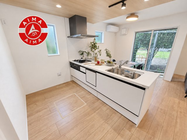 福岡市博多区新和町2丁目第1-3棟（3号棟）のキッチン|ダイニングテーブルへの配膳がラクラク、お料理はかどるカウンター付きシステムキッチン！