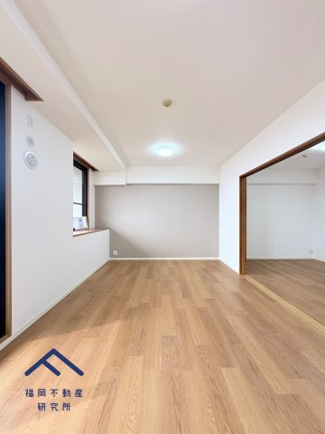 サンリヤンガーデン春日Ⅴ番館の居間・リビング