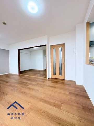 サンリヤンガーデン春日Ⅴ番館の居間・リビング