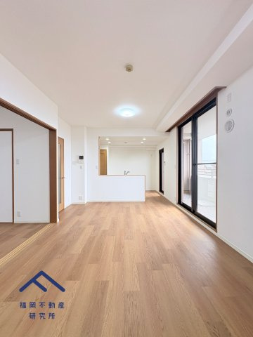 サンリヤンガーデン春日Ⅴ番館の居間・リビング