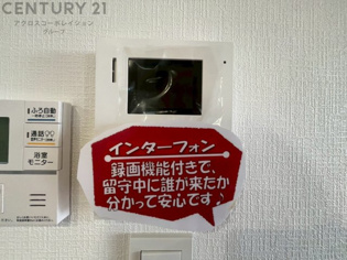 訪問者が来たときにテレビ画面で確認できるため、安心してドアを開けられます。録画機能があるものもあり、留守中に来訪者を記録しておくことができます。利便性が高く、セキュリティ面でも安心です。