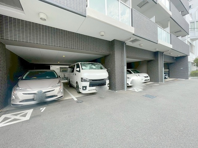 セレニテ新大阪プリエの駐車場