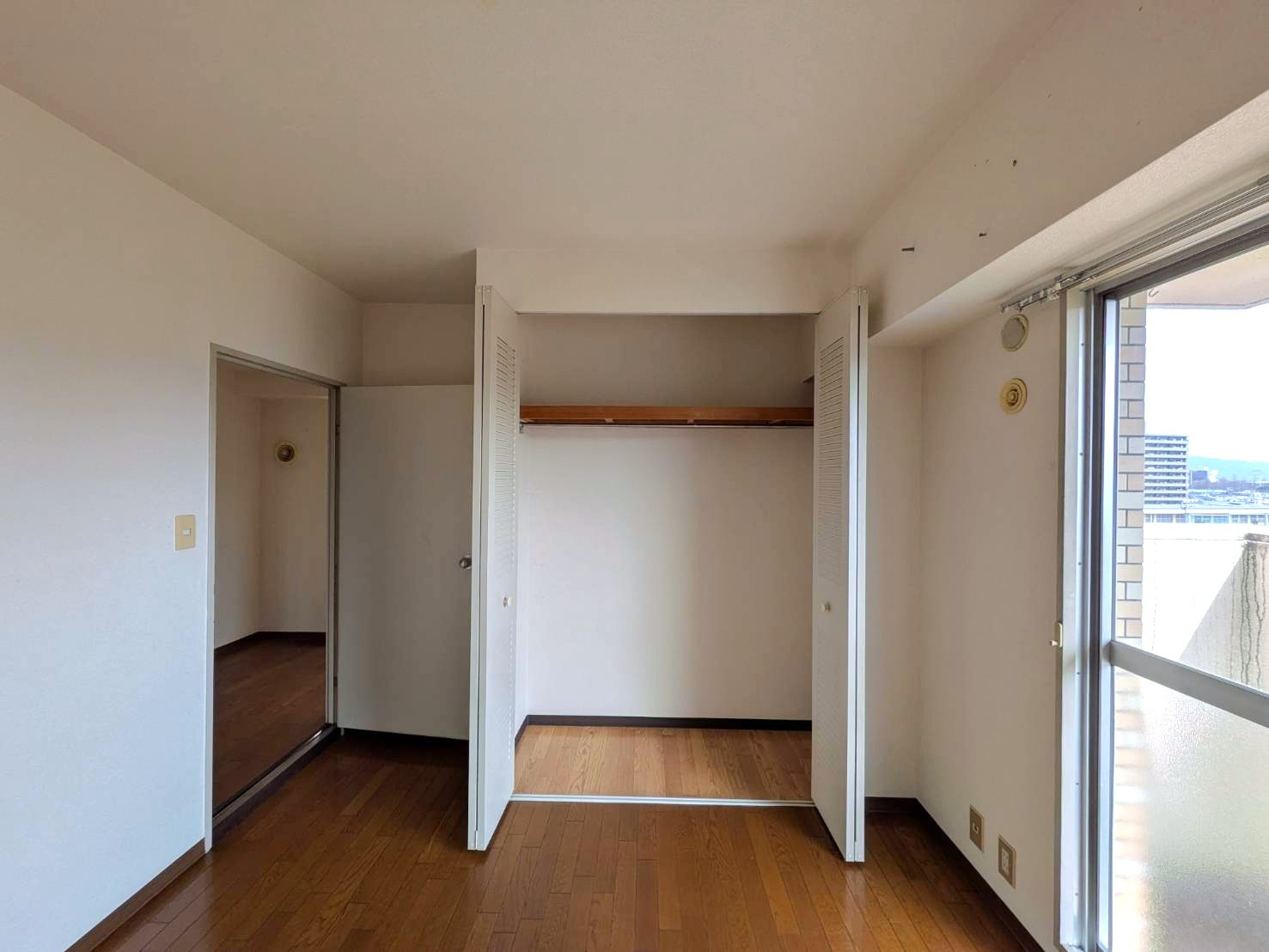 コープ野村京山 6階の洋室|◆北東洋室4.9帖はたっぷり収納できるクローゼット付き！お部屋を広く使うことができます。